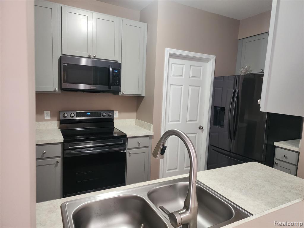 18106 Addington Drive, Commerce Twp, MI 48390 — Photo 13