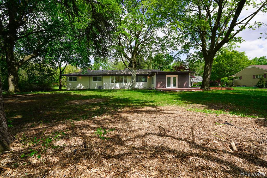 19041 Bungalow Drive, Lathrup Village, MI 48076 — Photo 8