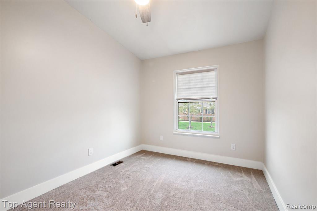 38887 Country Circle, Farmington Hills, MI 48331 — Photo 28