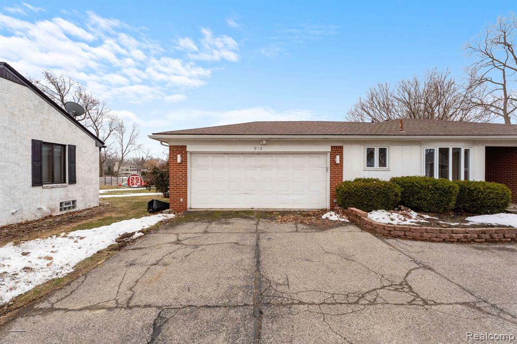 915 James K Boulevard, Pontiac, MI 48341 — Photo 12