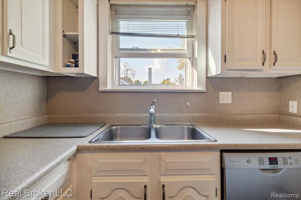 402 S 7TH Street, St. Clair, MI 48079 — Photo 16