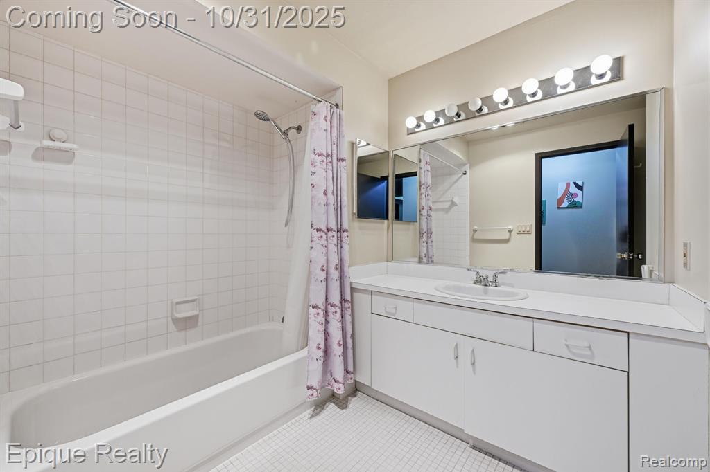 36996 Dartmoor Drive, Farmington Hills, MI 48331 — Photo 18