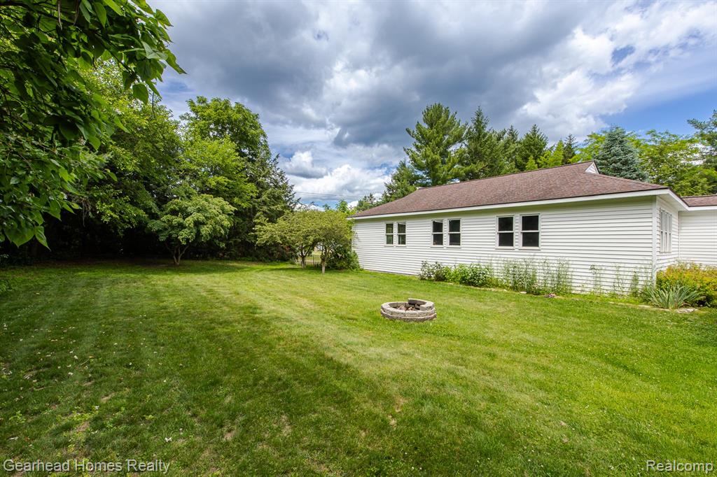 6296 Elizabeth Lake Road, Waterford, MI 48327 — Photo 90
