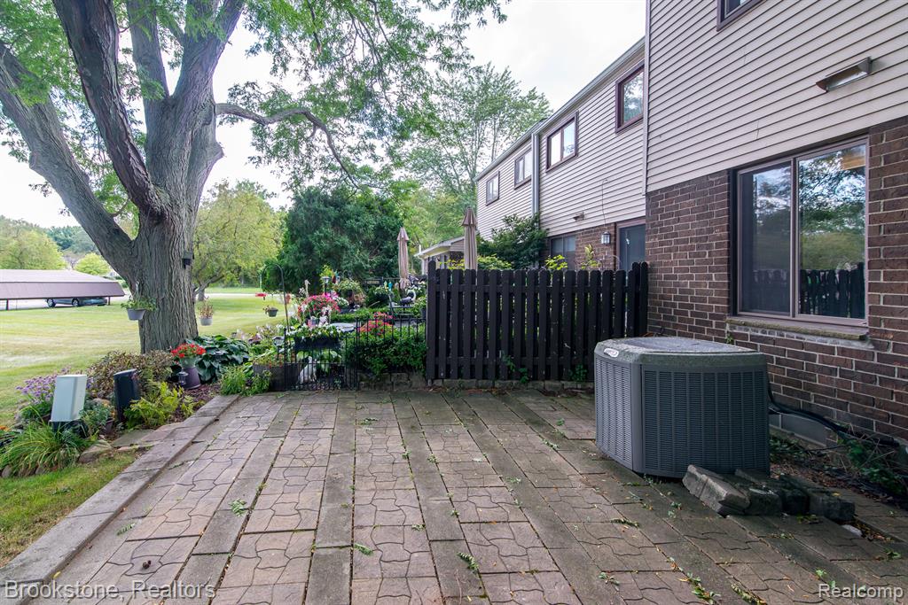 8352 LAKEVIEW Drive, Ypsilanti, MI 48198 — Photo 23
