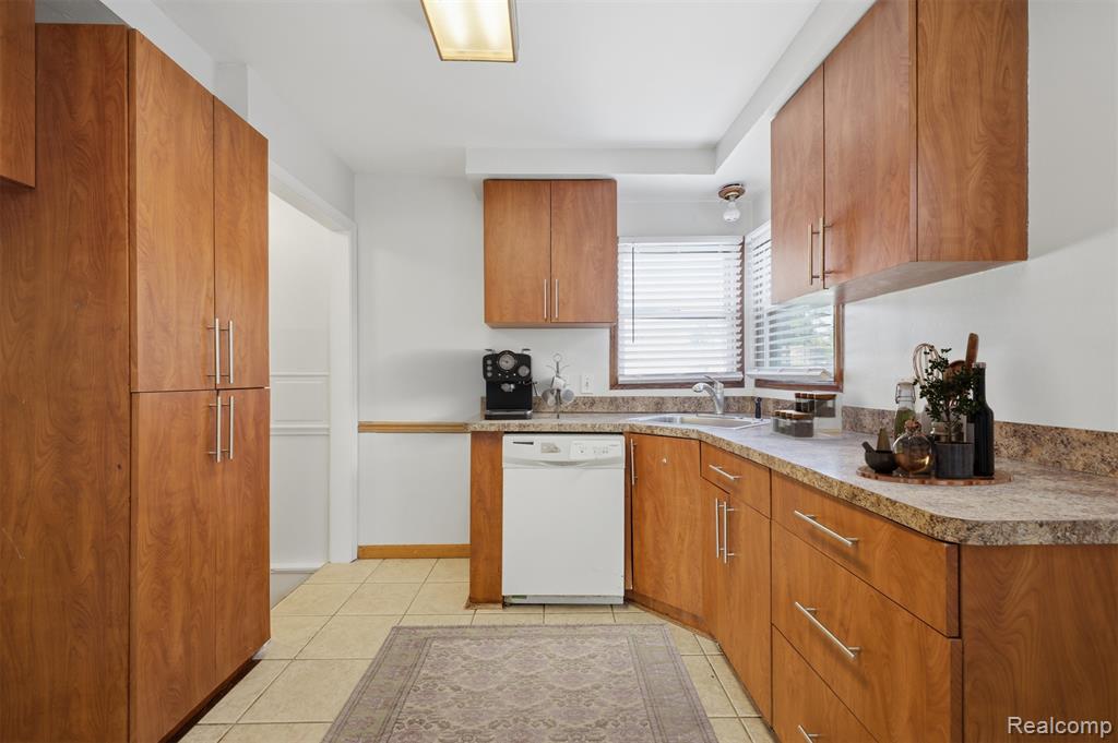 15080 Churchill Street, Southgate, MI 48195 — Photo 9