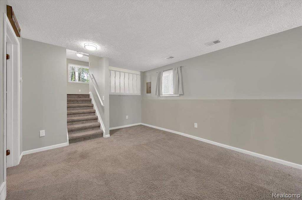 4965 CRESTVIEW Drive, Clarkston, MI 48348 — Photo 18
