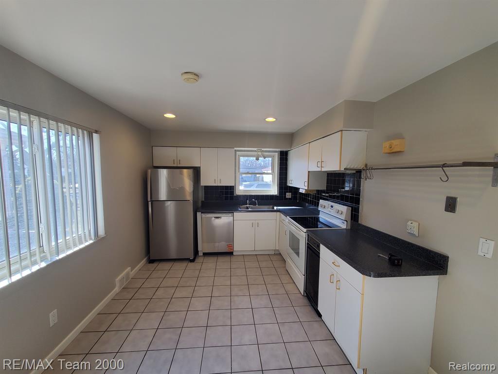 4639 KINGSTON Street, Dearborn Heights, MI 48125 — Photo 7