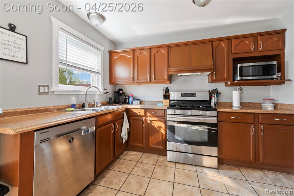 18516 Aldrin Avenue, Brownstown, MI 48193 — Photo 6