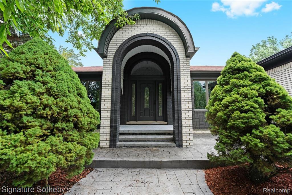 40526 Woodside Drive, Clinton Twp, MI 48038 — front exterior