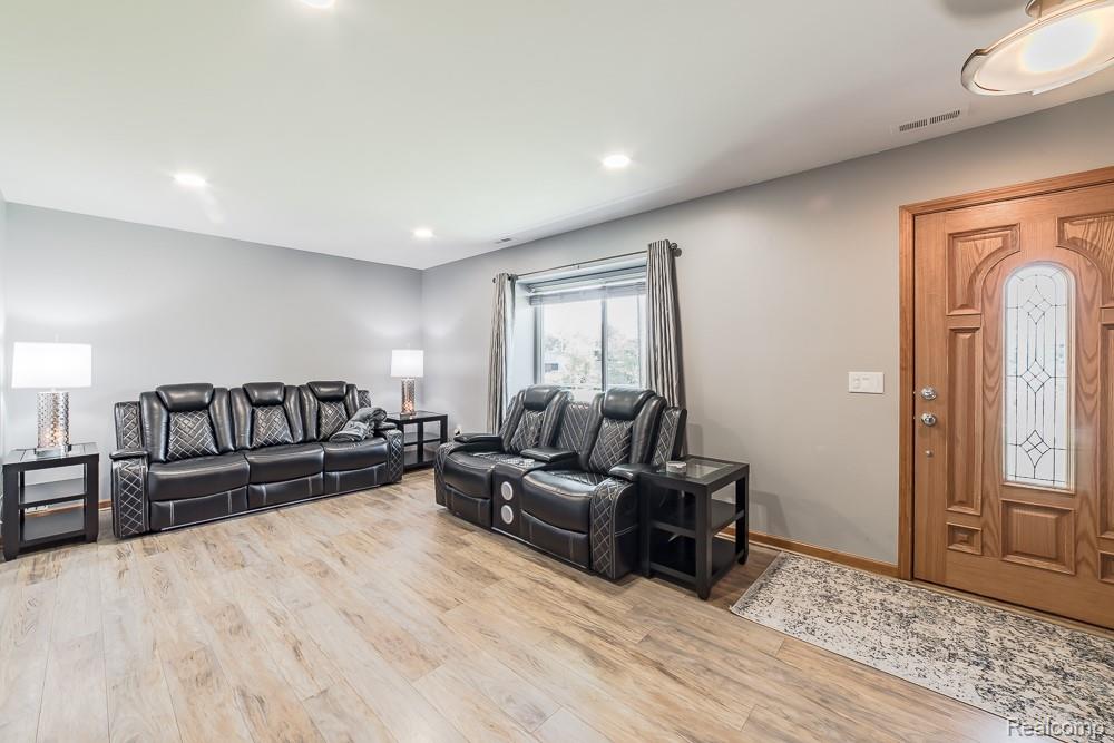 1034 Parkway, Waterford, MI 48328 — Photo 3
