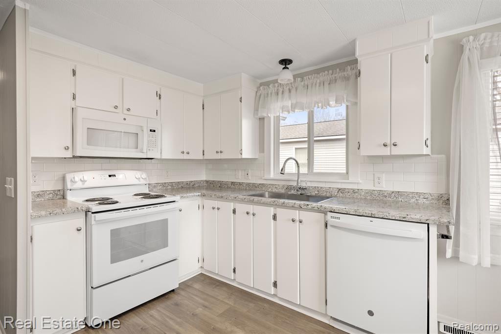 542 SNYDER Road, Highland, MI — Photo 10