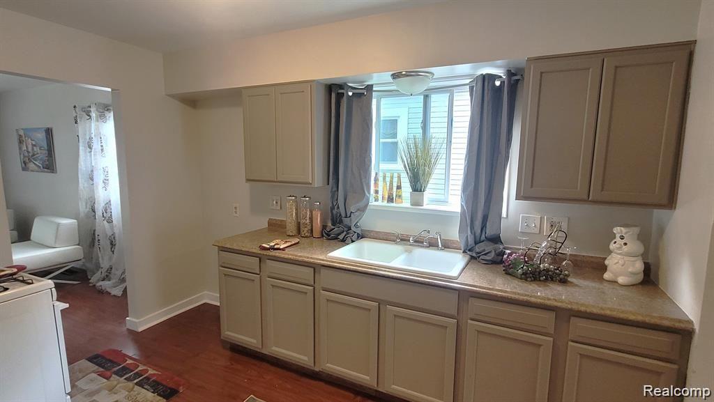 606 E MILTON Avenue, Hazel Park, MI 48030 — Photo 7