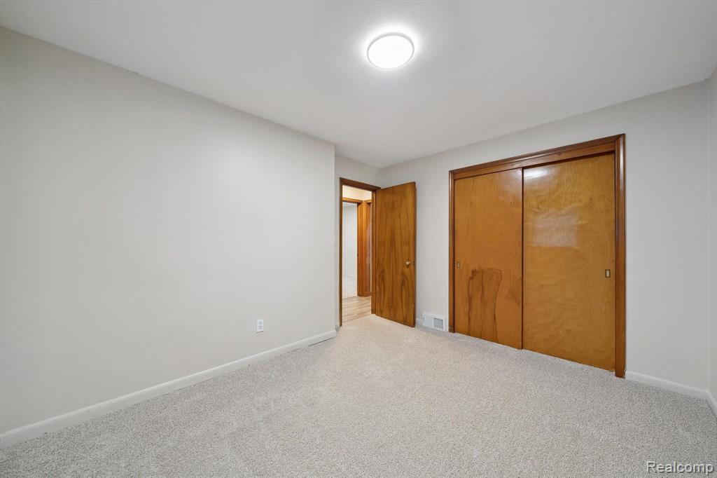 8356 GLENGARY Street, Dearborn Heights, MI 48127 — Photo 15