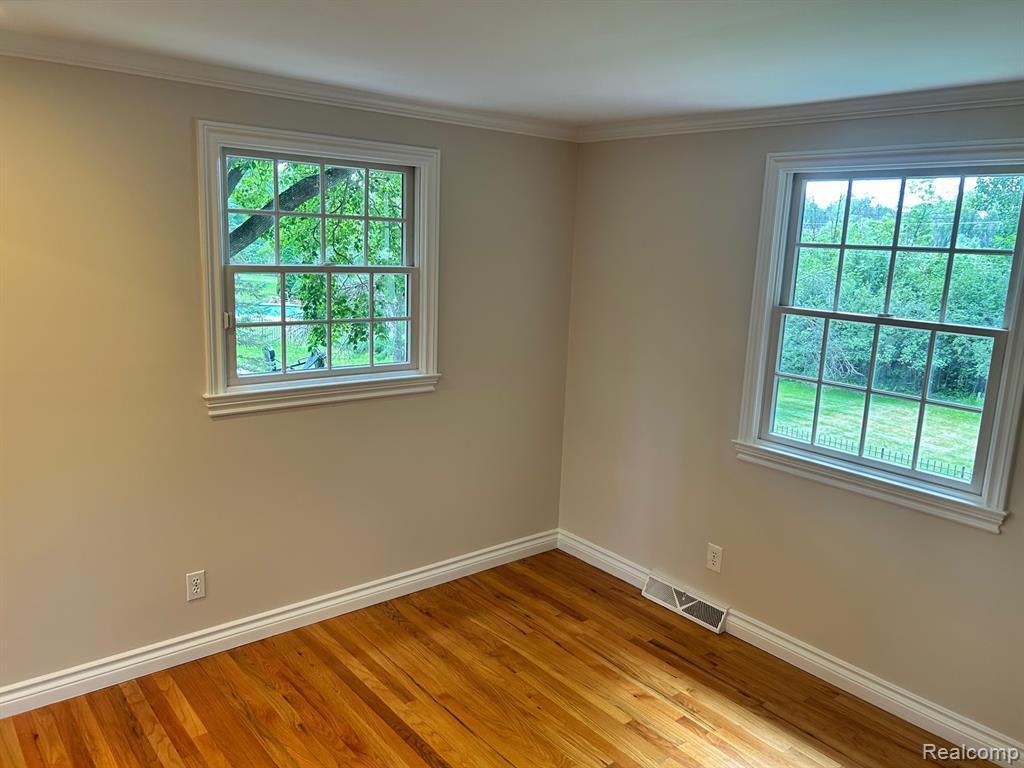 5352 W Doherty Drive, West Bloomfield, MI 48323 — Photo 9