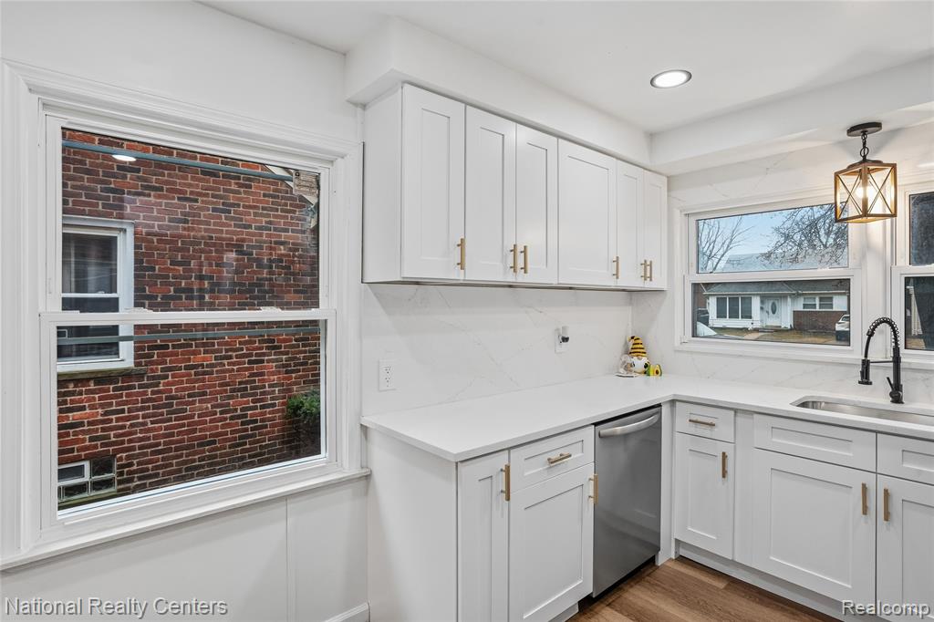9376 Dixie, Redford, MI 48239 — Photo 12