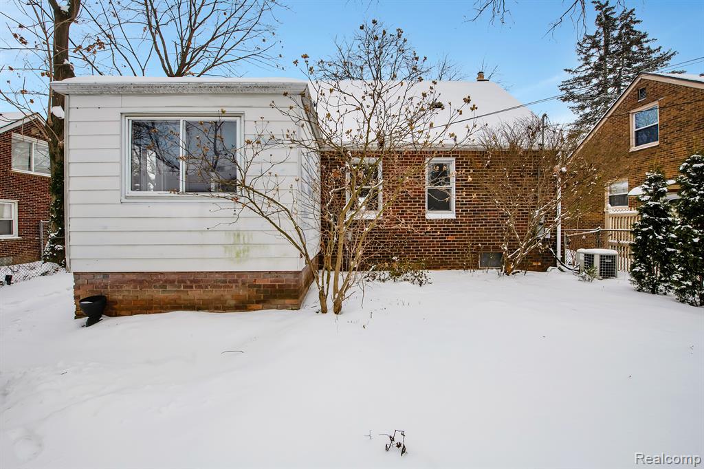 8651 HAZELTON Street, Dearborn Heights, MI 48127 — Photo 17