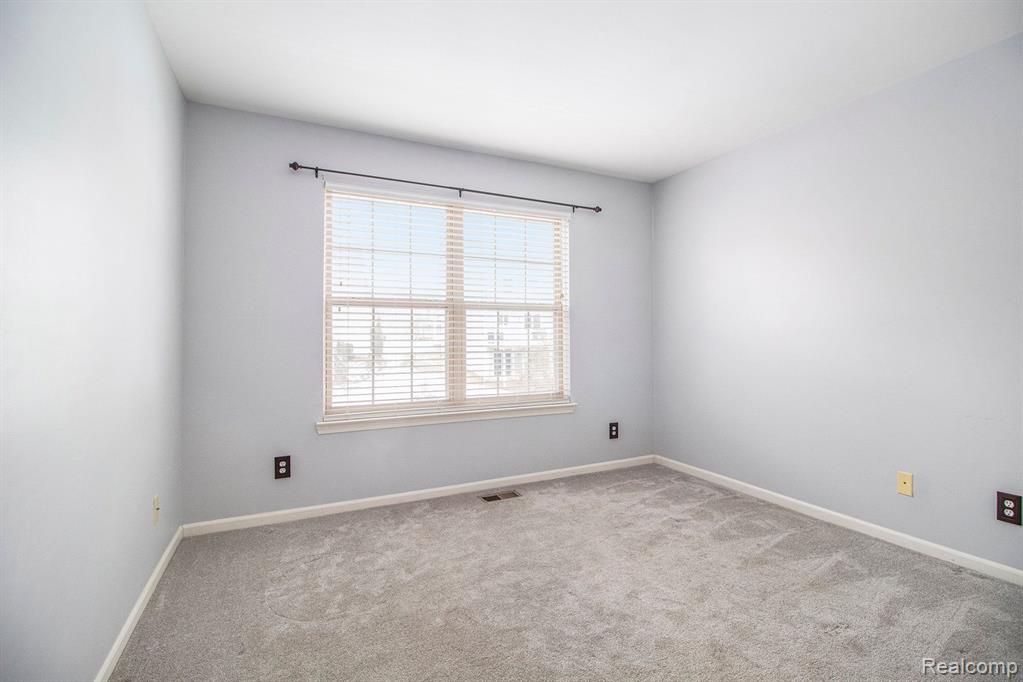 625 VILLAGE Lane, Milford, MI 48381 — Photo 17