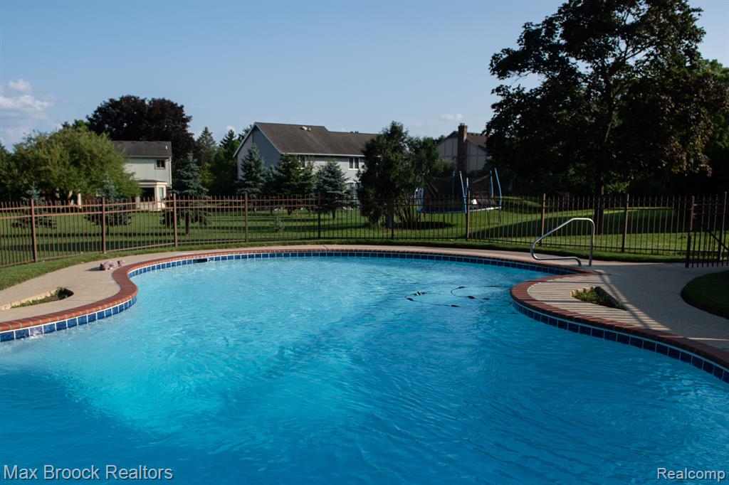 5242 CARDINAL Drive, Troy, MI 48098 — Photo 4
