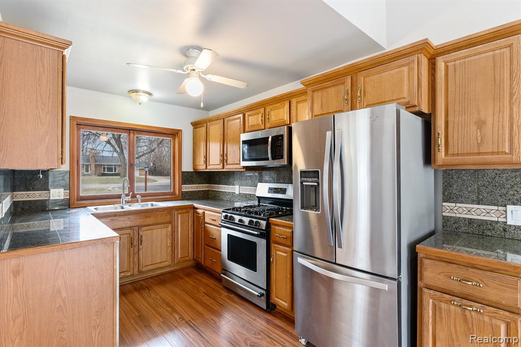 724 NICHOLS Road, Auburn Hills, MI 48326 — Photo 14