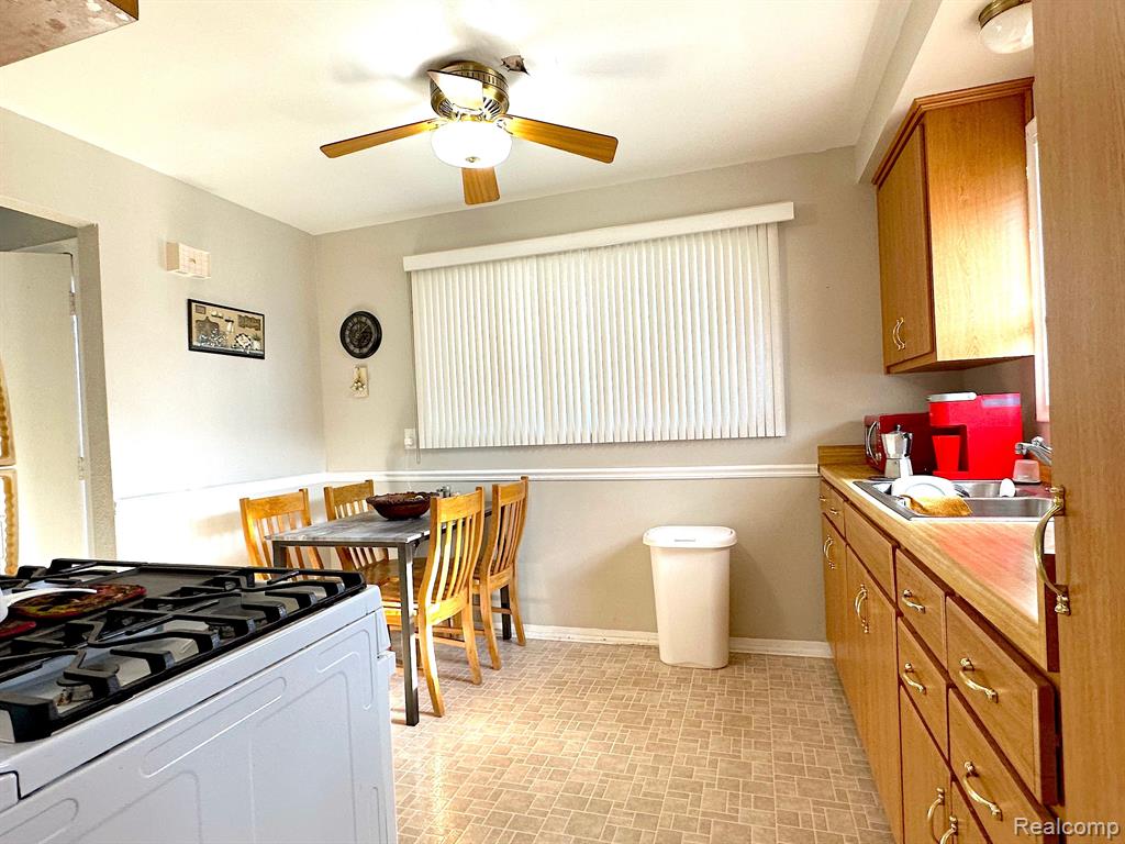 4992 MCKINLEY Street, Dearborn Heights, MI 48125 — Photo 18