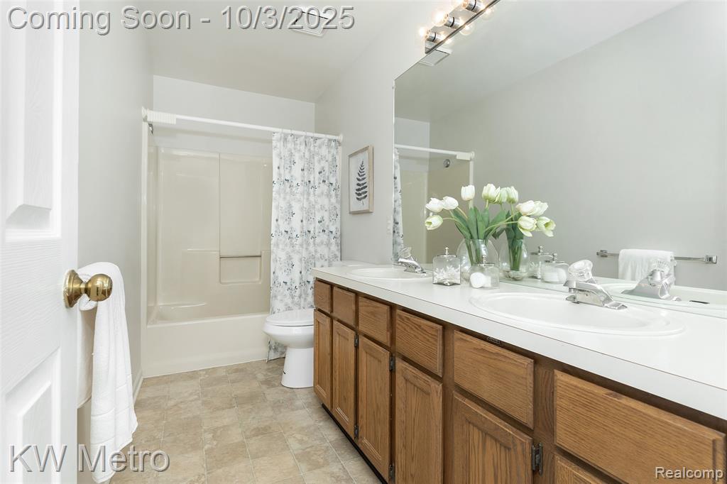 435 Thornridge Court, Rochester Hills, MI 48307 — Photo 36