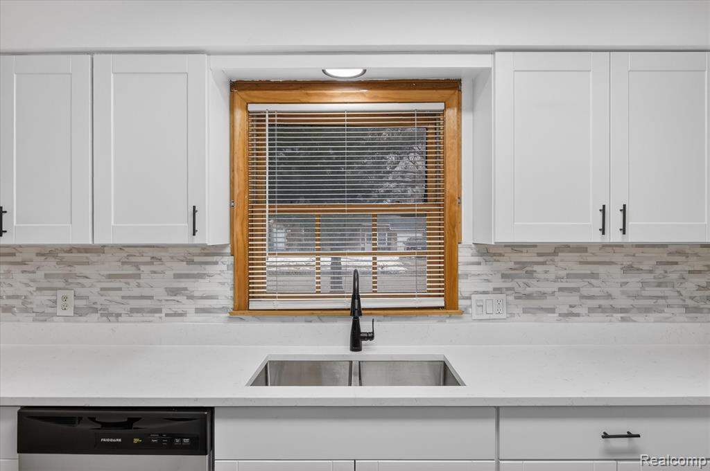 18671 Huntington Avenue, Harper Woods, MI 48225 — Photo 13