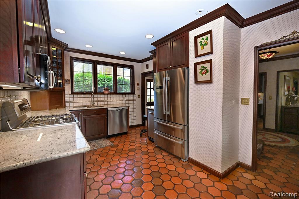 680 Wimbleton Drive, Birmingham, MI 48009 — Photo 9