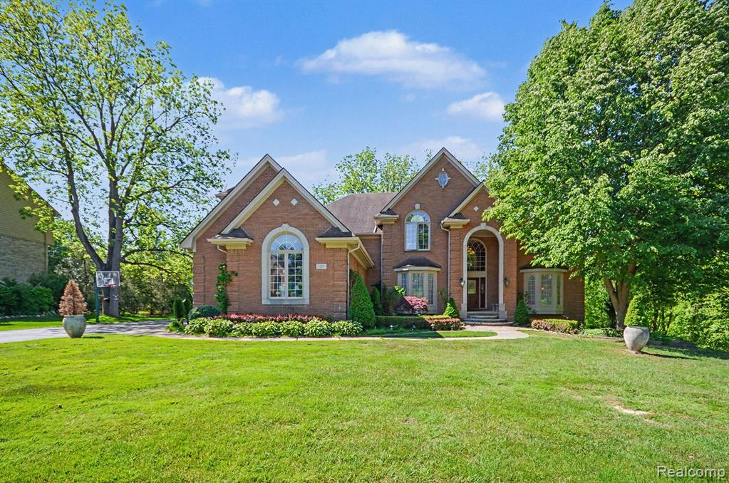 109 W Knorrwood Drive, Rochester, MI 48306
