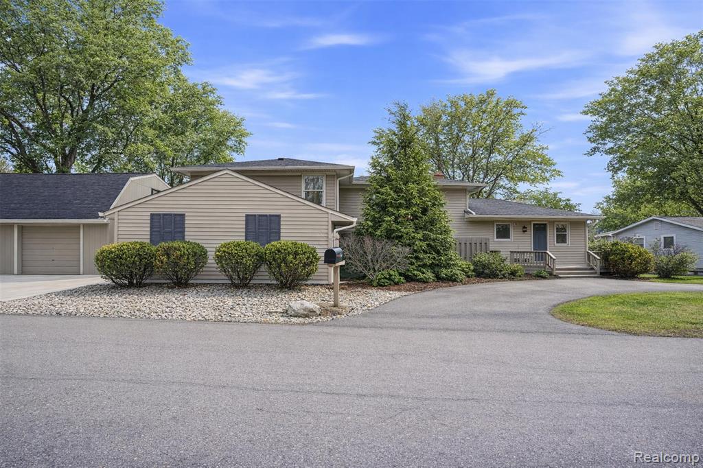 5370 Edgelake Drive, Pinckney, MI 48169 — Photo 2