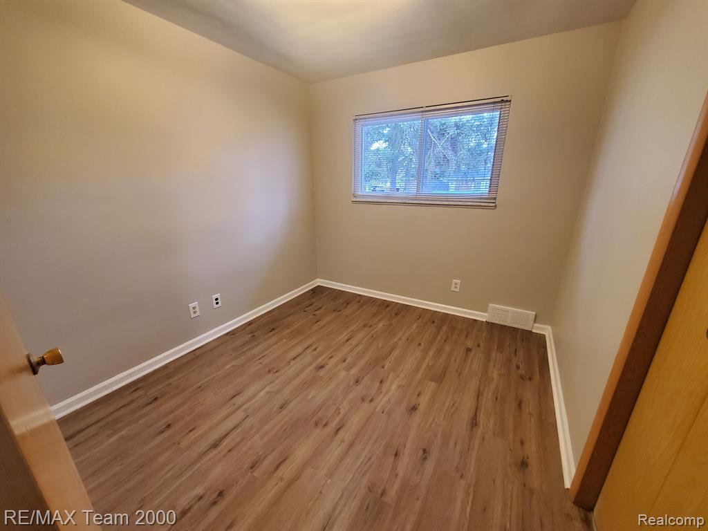 4565 UNIVERSAL Street, Dearborn Heights, MI 48125 — Photo 19