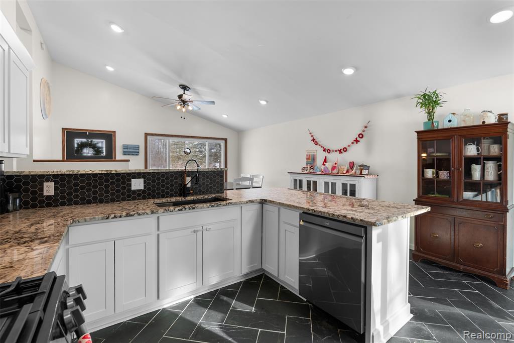 7067 Stanley Rd Road, Flushing, MI 48433 — Photo 6