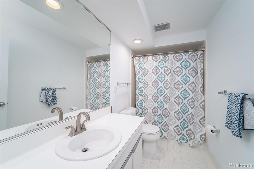 5590 Hillcrest Circle W, West Bloomfield, MI — Photo 16