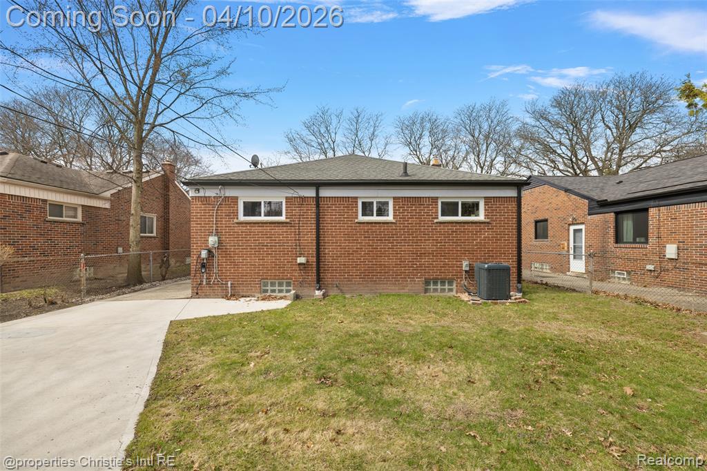 24658 Roanoke Avenue, Oak Park, MI 48237 — Photo 43