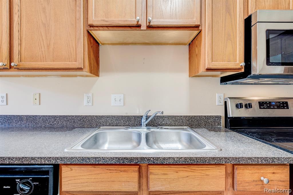 41211 N MAPLEWOOD Drive, Canton, MI 48187 — Photo 17