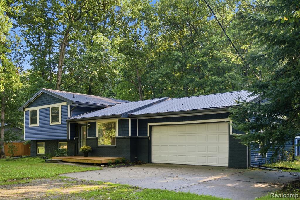 19305 Taylor Lake Road, Holly, MI 48442