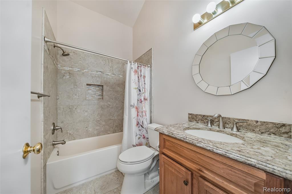 870 Huntclub Boulevard, Auburn Hills, MI 48326 — Photo 12