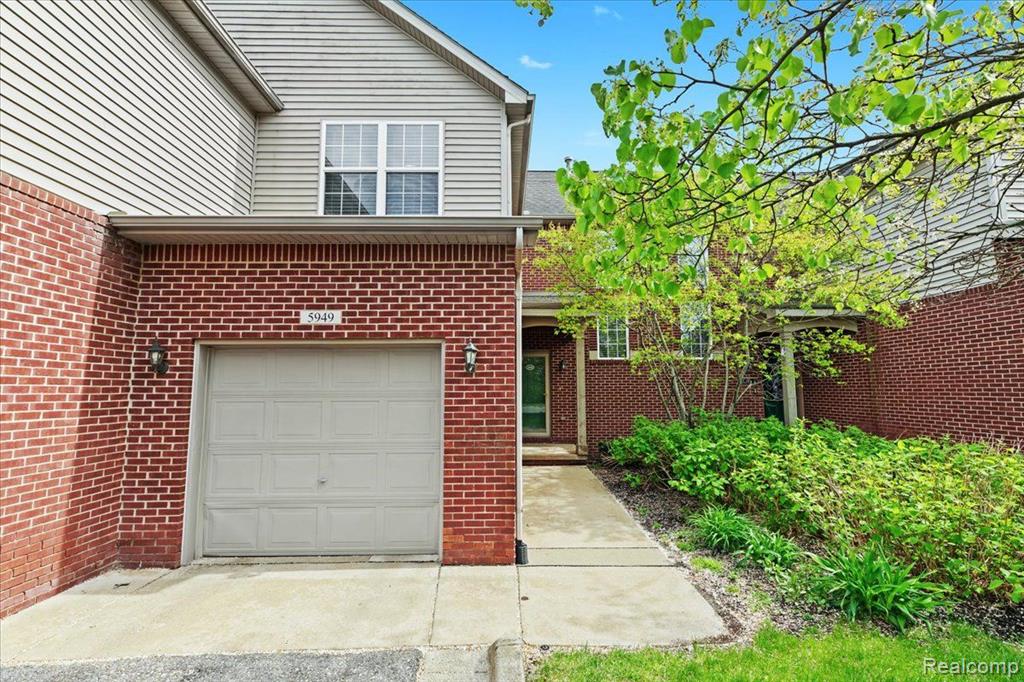 5949 HIGH POINT COURT, Brighton, MI 48116 — Photo 2