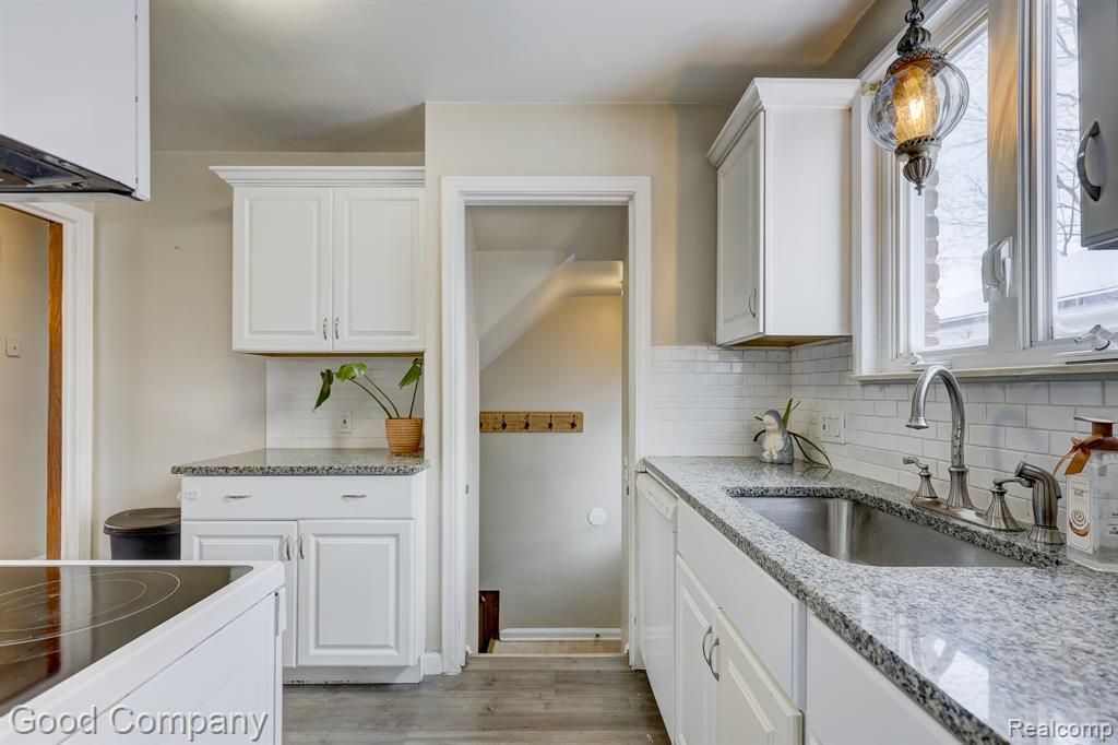8460 Kenberton Drive, Oak Park, MI 48237 — Photo 17