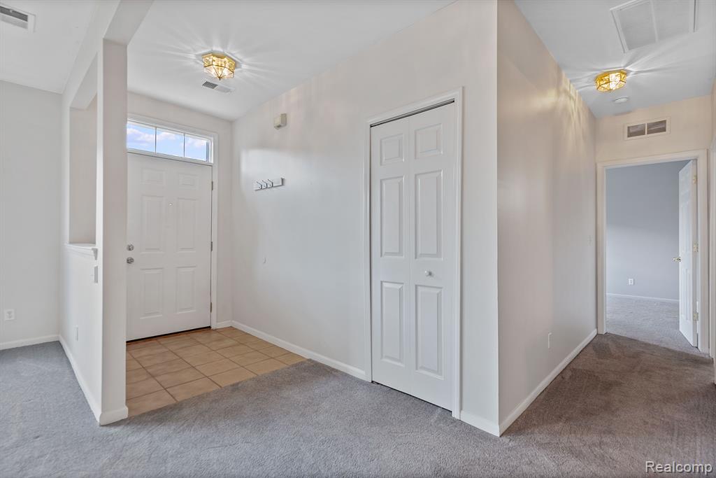 1924 FLAGSTONE Circle, Rochester, MI 48307 — Photo 4