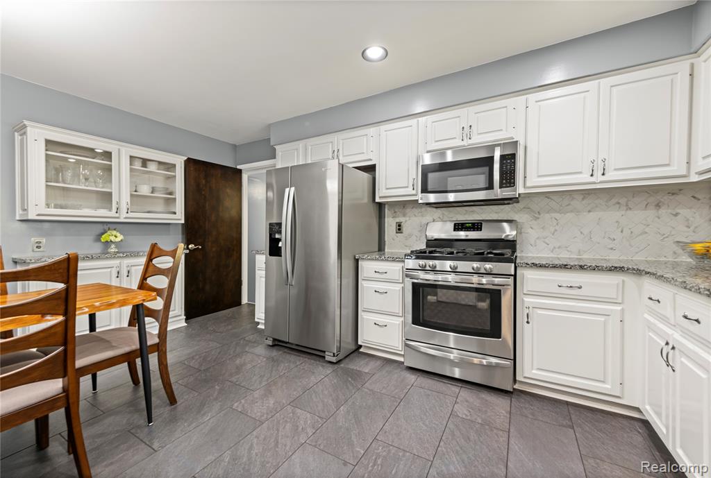 21230 Mayfair Street, Woodhaven, MI 48183 — Photo 16