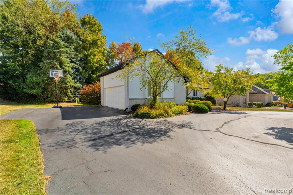 6983 Brookeshire Drive, West Bloomfield, MI — Photo 34
