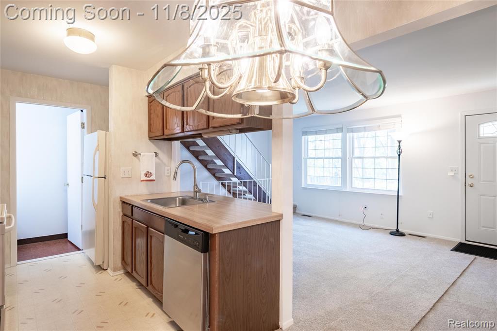 285 Inlet Court, Walled Lake, MI 48390 — Photo 9