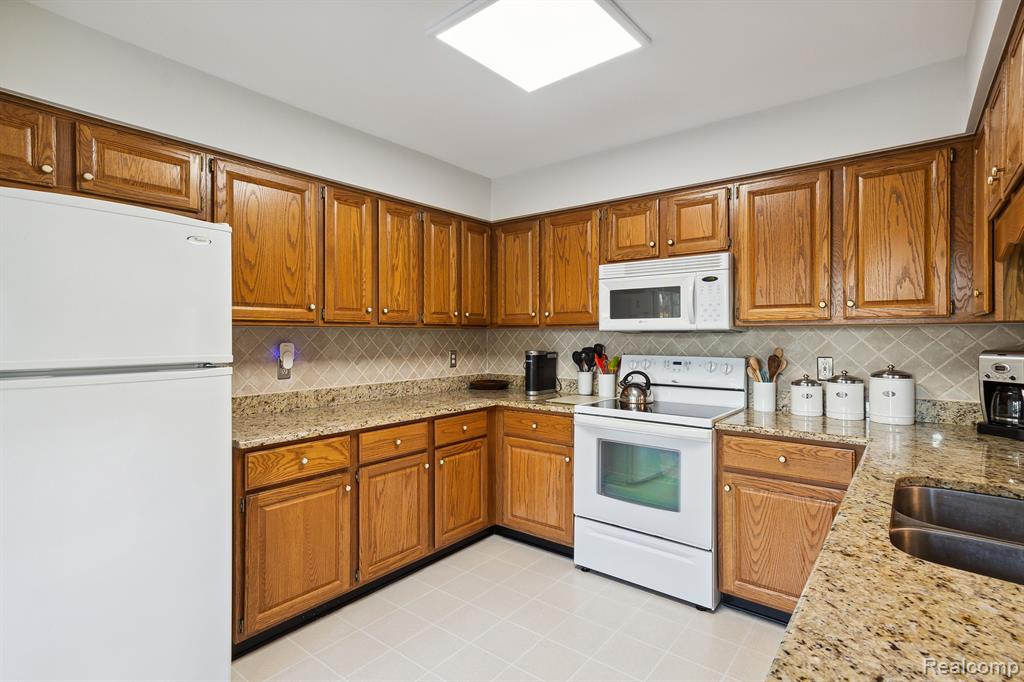 39784 GLENVIEW, Northville, MI 48168 — Photo 18