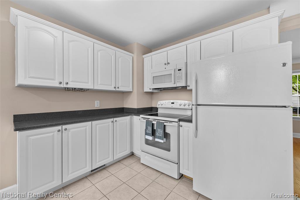 9924 Arden Street, Livonia, MI 48150 — Photo 16