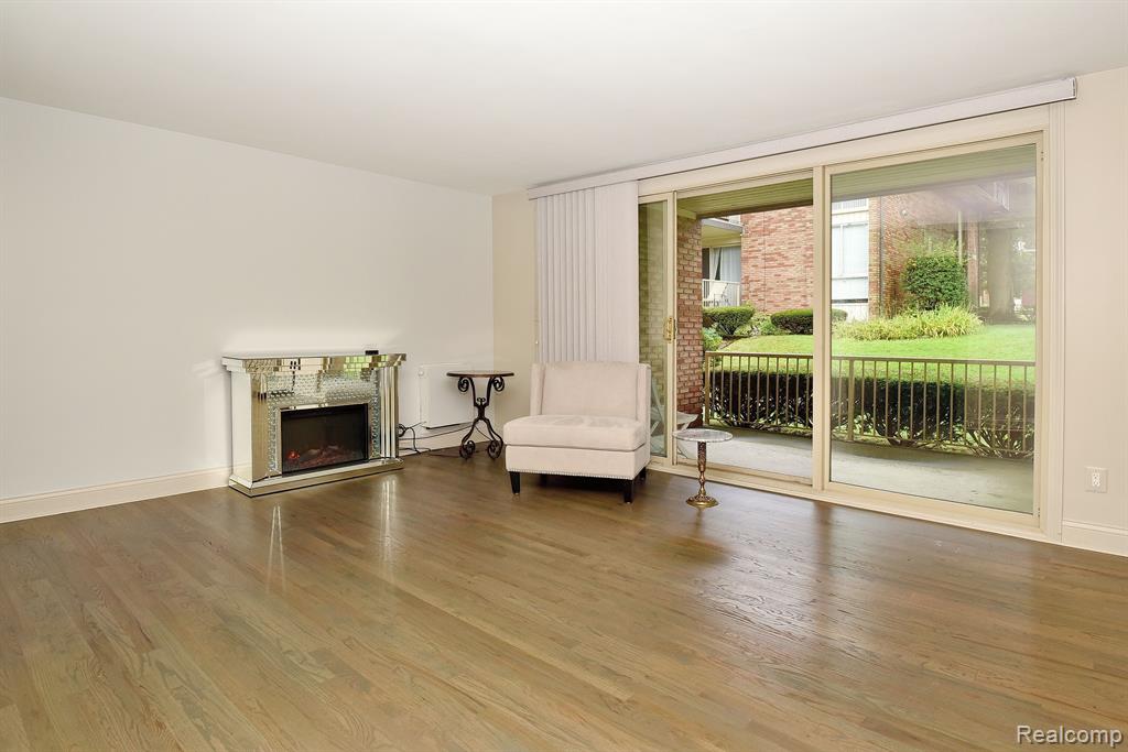 4041 W MAPLE Road, E101, Bloomfield Hills, MI 48301 — Photo 4