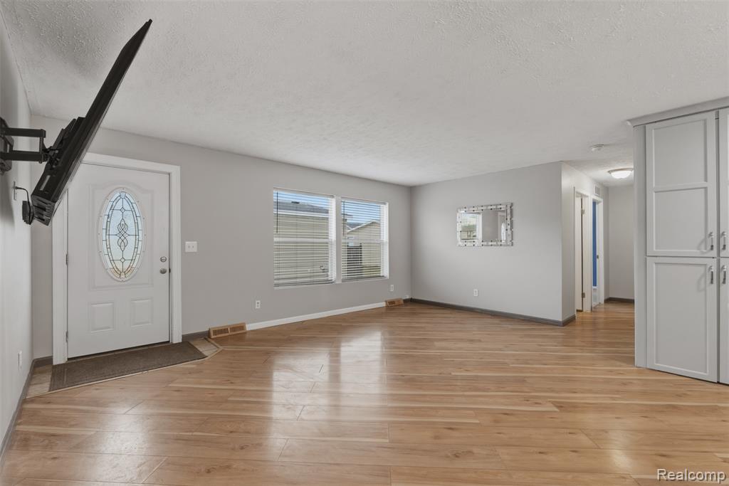 11798 Willoway Court, South Lyon, MI 48178 — Photo 6