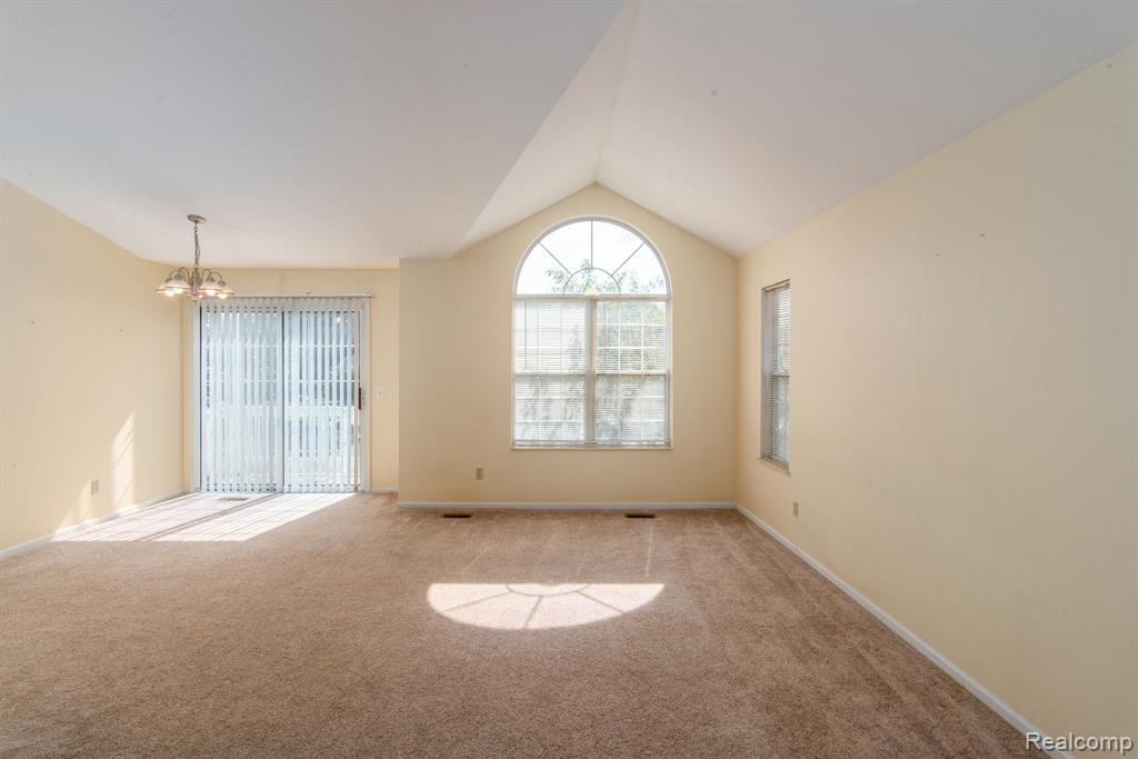 221 OAKBROOKE Drive, 5, South Lyon, MI 48178 — Photo 5