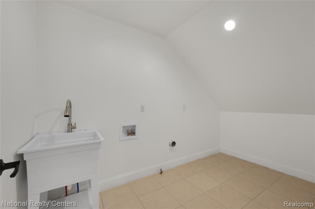 5245 BUELL Drive, Commerce Twp, MI 48382 — Photo 32