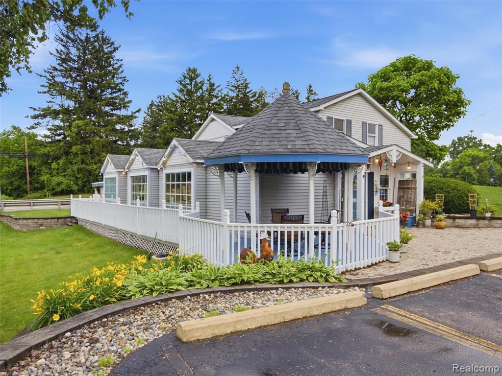 425 S Ortonville Road, Ortonville, MI 48462 — Photo 2