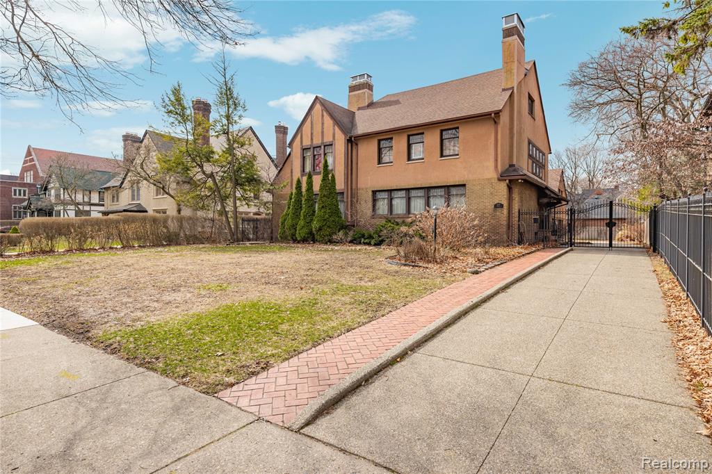 2475 Iroquois Street, Detroit, MI 48214 — Photo 98